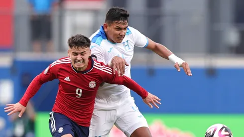 Manfred Ugalde y Luis Vega en plena disputa por la bola durante el último clásico.