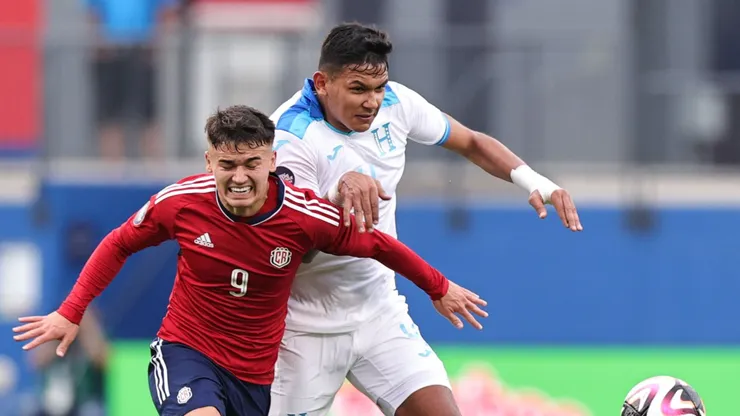 Manfred Ugalde y Luis Vega en plena disputa por la bola durante el último clásico.