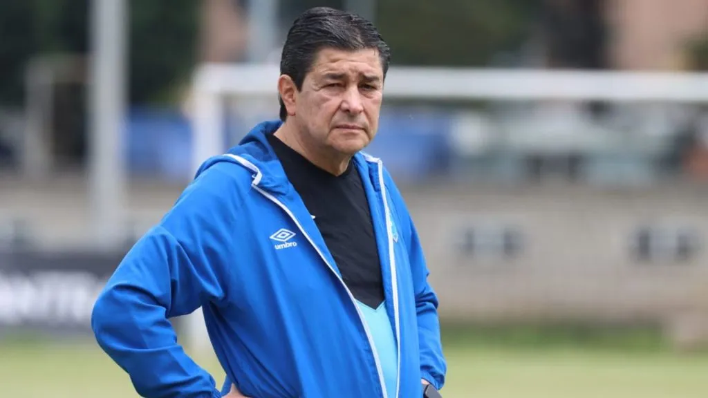 Luis Fernando Tena se juega mucho este viernes ante Surinam.