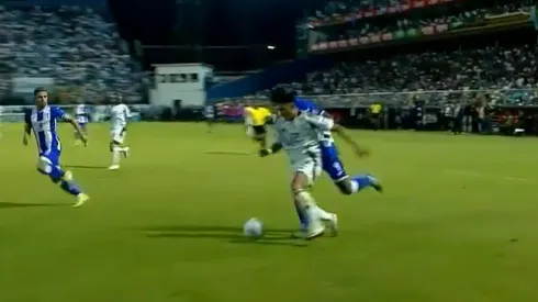 Alonso Martínez reclamó penal. (Foto: Captura Pantalla)