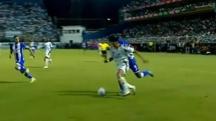 Alonso Martínez reclamó penal. (Foto: Captura Pantalla)