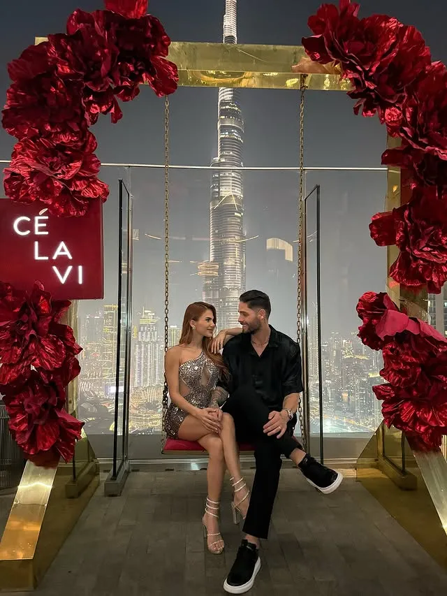 Cena de aniversario frente al rascacielos más alto de todos (Instagram).