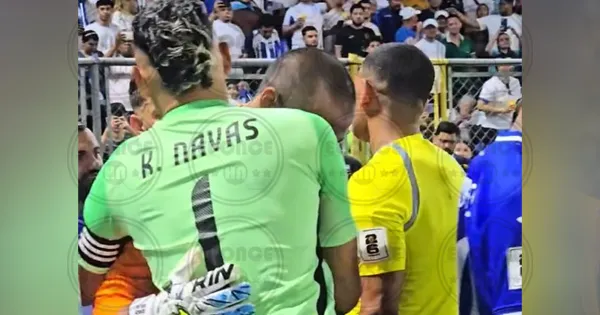 Keylor Navas mostrando respeto a Edrick Menjívar y viceversa. Foto: El Once.