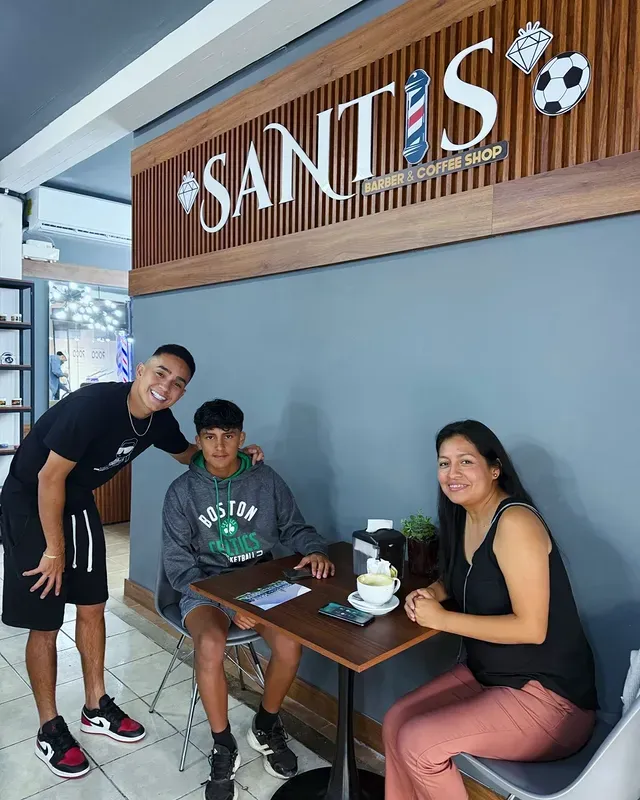 Óscar Santis cumplió su sueño fuera de la cancha (Instagram).