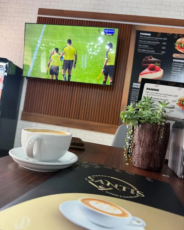 Santis Barber ofrece una experiencia completa (Instagram).