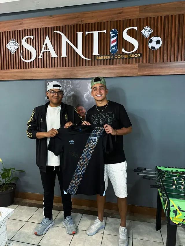 Los clientes de la barbería pueden toparse con Óscar Santis (Instagram).