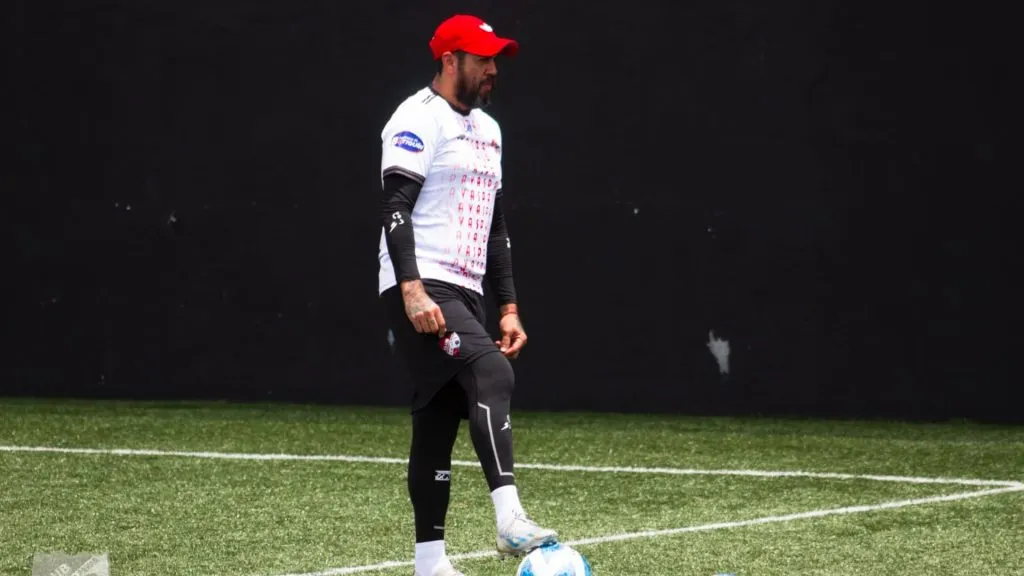 Steven Álvarez le ofreció su ayuda a Miguel Rodríguez. (Foto: FCRF)