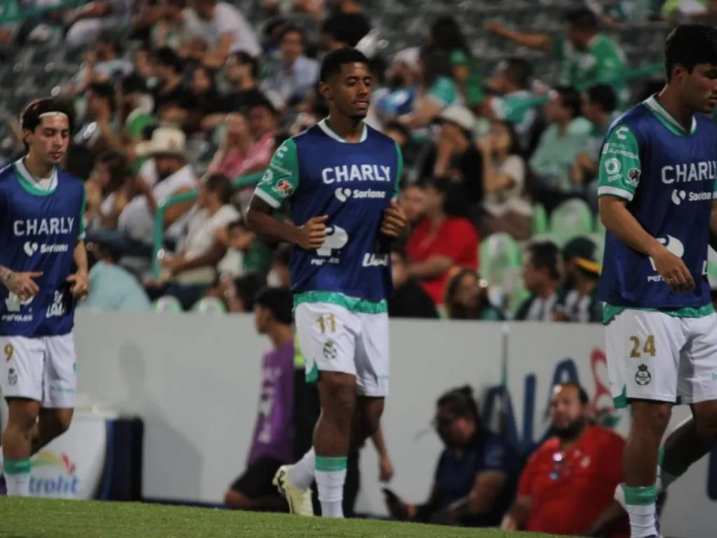 Choco Lozano solo saltó a calentar, pero no tuvo actividad contra León en la Liga MX.