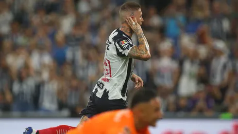 El duelo más esperado continuó fuera del campo.