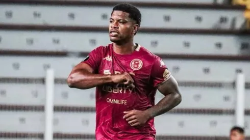 Newton Williams ilusiona a los morados.