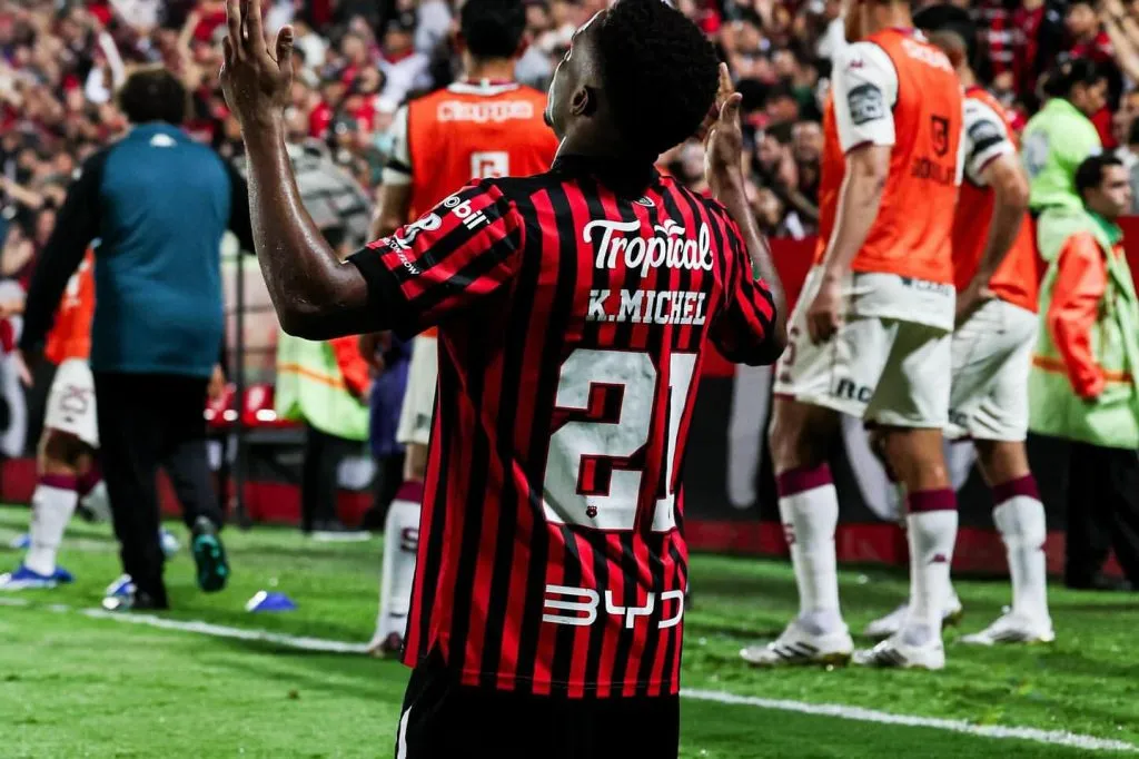 Kenyel Michel humilló a Saprissa (LDA).