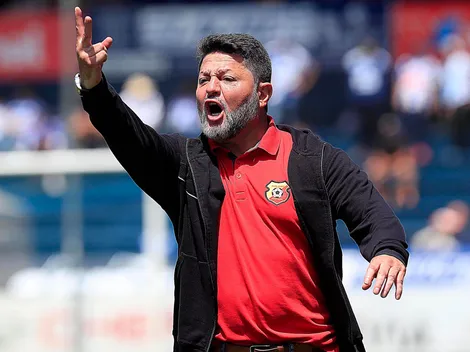 Jafet Soto expone a los jugadores de Herediano