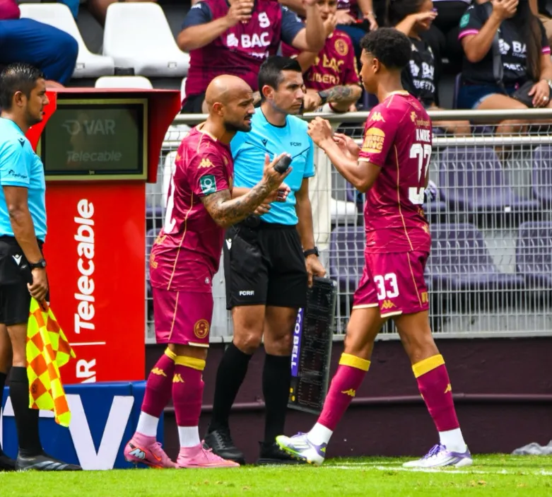 El momento que quedará grabado en la memotia colectiva de los morados (Saprissa).