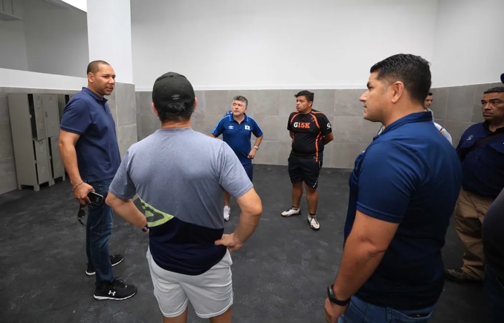 Bukele junto a Mauricio Cienfuegos y Hugo Pérez.