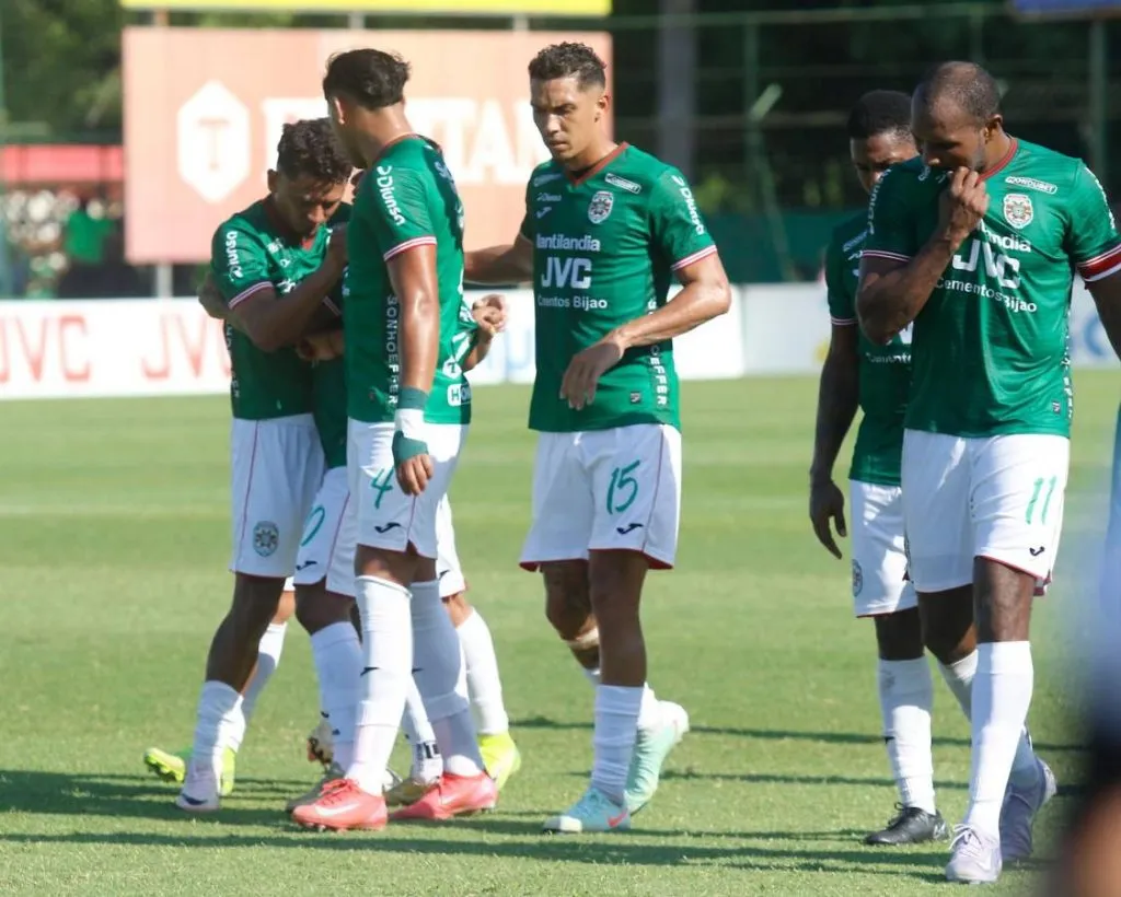Los jugadores del Marathón no permitieron que Alexy Vega respondiera a Anangonó.