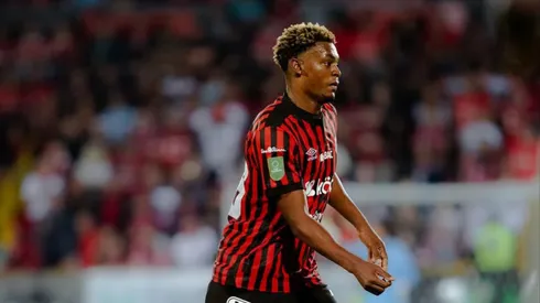 Rashir Parkins sufrió un duro golpe ante Olimpia. (Foto: LDA)
