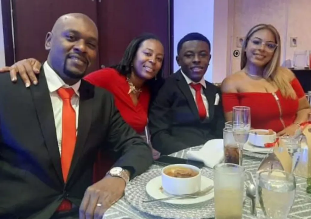 Akheem Wilson junto a su padre Robert, su madre Tracey y su hermana Madeline (La Teja).