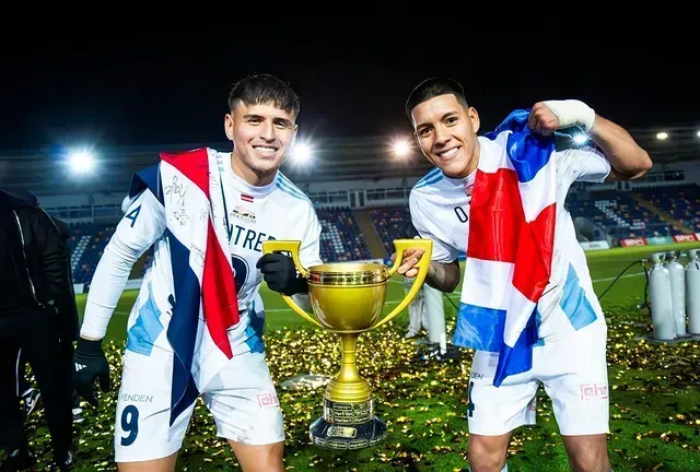 Orlando Galo celebró su primer título en Europa (Instagram).