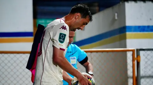 Mariano Torres quedó mal parado. (Foto: Saprissa)