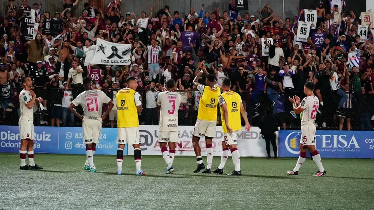 Jugador de Saprissa tuvo problemas con un aficionado. (Foto: Saprissa)