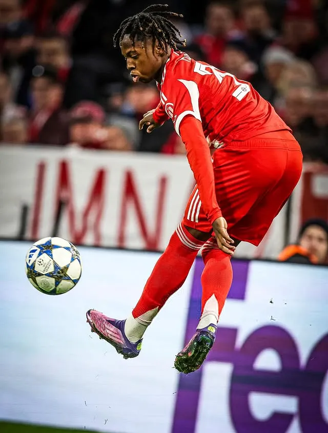 Wisdom Mike ya tuvo minutos en la Champions League (Instagram).