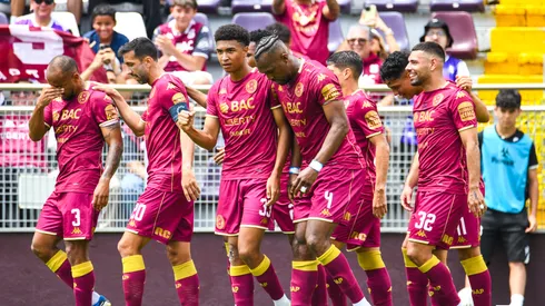 Jugador de Saprissa es atacado desde adentro.