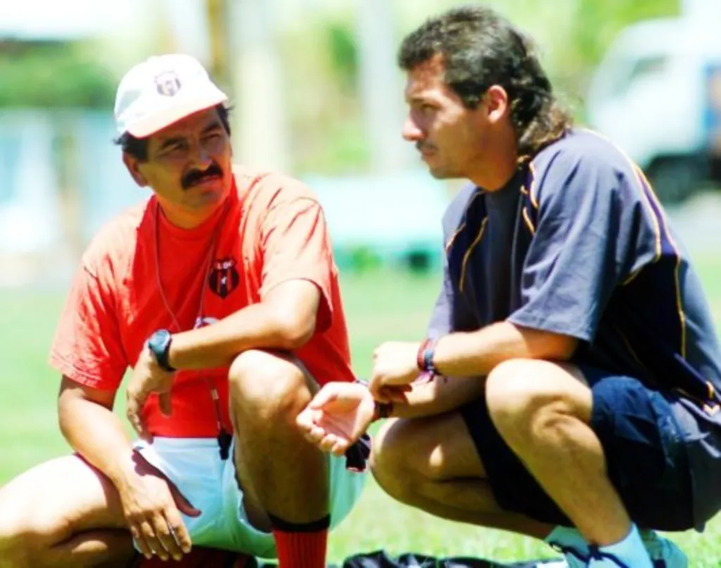 Jorge Luis Pinto y Wilmer López, juntos durante un entreno de Alajuelense. (Foto: La Nación)