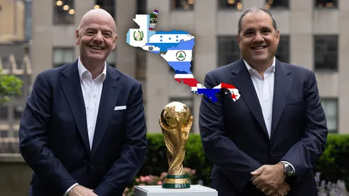 Gianni Infantino, presidente de la FIFA, y Victor Montagliani, jerarca de la Concacaf, posan junto al trofeo del Mundial de Qatar 2022.