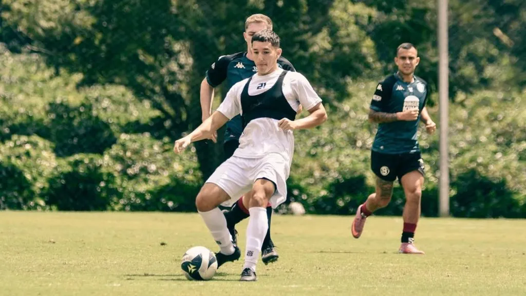 Randall Leal entrenando con Saprissa. (Foto: X)