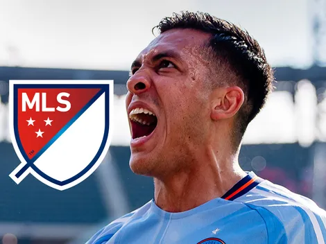 Alonso Martínez recibe la notificación que celebra Costa Rica