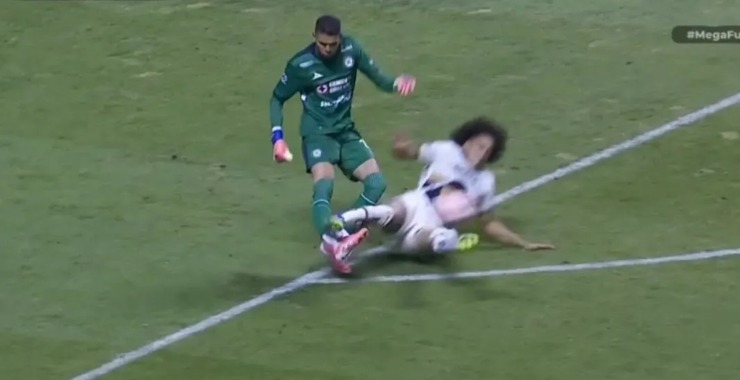 El momento de la infracción de Carrasquilla a Mier.