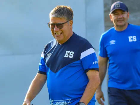 Bolillo Gómez celebra un nuevo éxito de uno de sus legionarios antes del juego de El Salvador vs Panamá