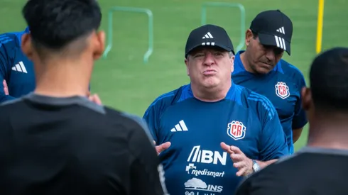 Piojo Herrera es respaldado por uno de sus jugadores. (Foto: Teletica)