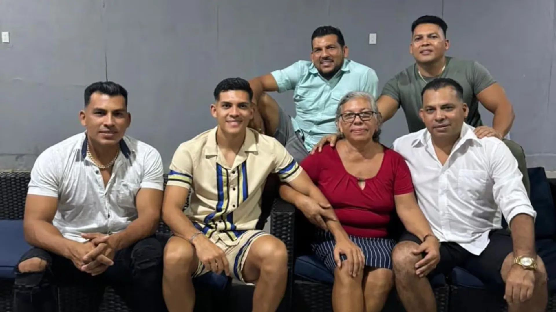 La familia de Alonso Martínez lo acompaña en este duro momento. (Foto: Instagram)