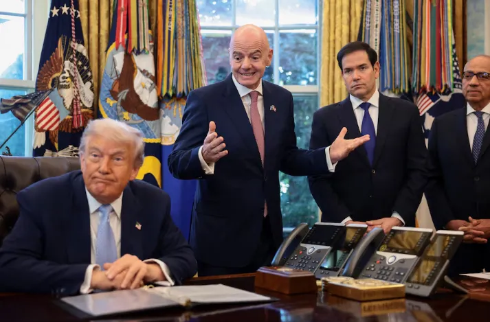 Donald J. Trump, junto a su equipo de seguridad y estado, y el presidente de la FIFA, Gianni Infantino