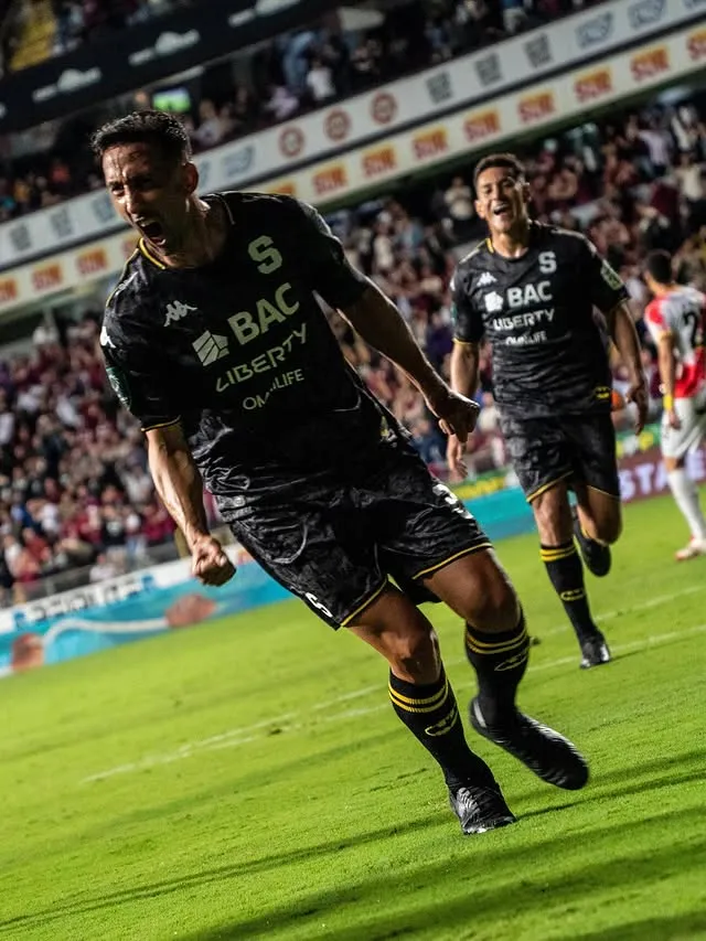 Mariano Torres es un verdadero ídolo morado (Saprissa).