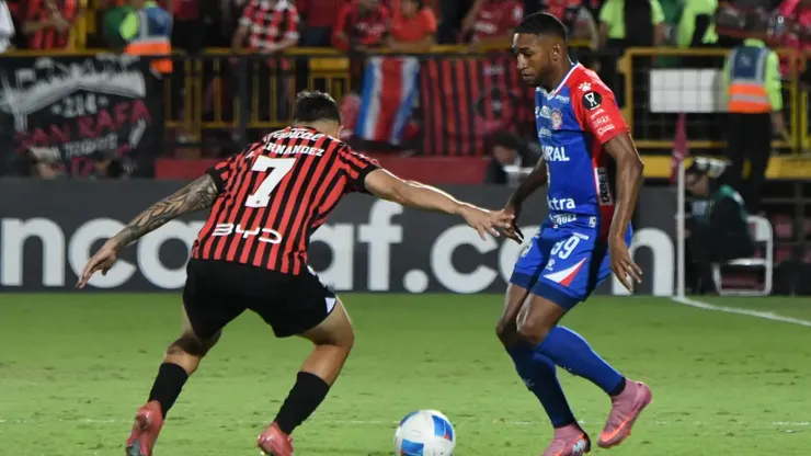 Anthony Hernández, una de las figuras de Alajuelense en la final ida, marca atentamente a Rómario Da Silva en el empate 1-1 con Xelajú.