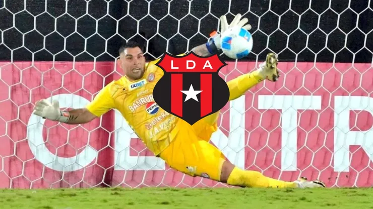 Xelajú celebra las atajadas de Rubén Silva contra Alajuelense en Copa Centroamericana.