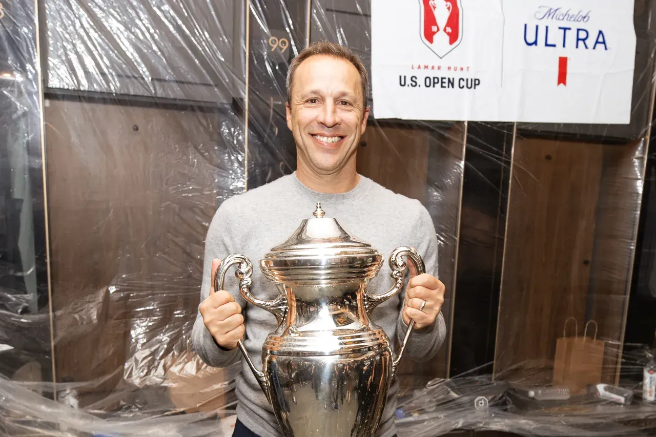 Steve Cherundolo, con el título de la U.S. Open Cup en sus manos. (Foto: LAFC)