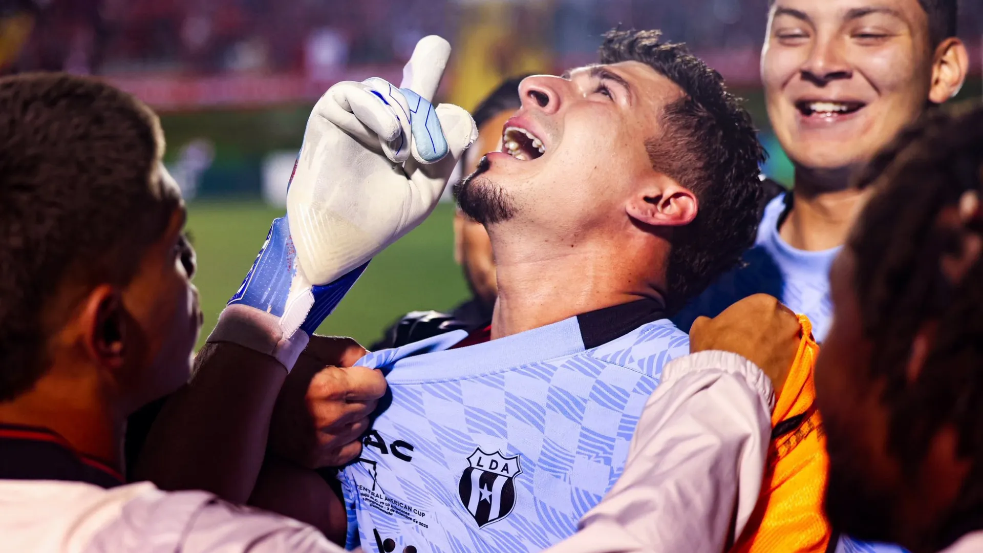 copa centroamericana-alajuelense-bayron mora-campeon