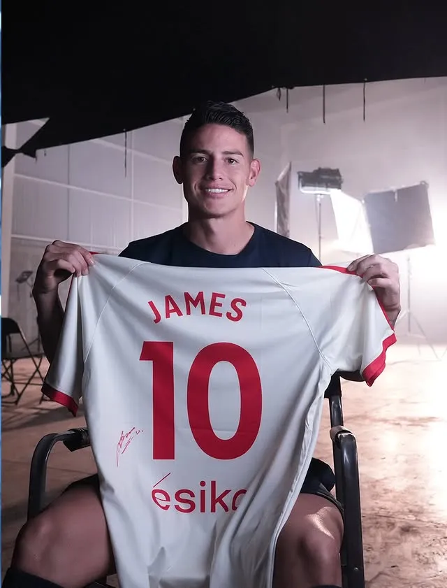James Rodríguez firmó con Esika (Instagram).