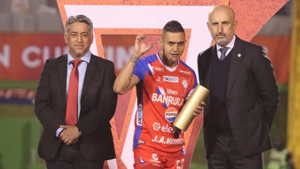 El gesto de Aparicio al recibir el premio por el fair play de Xelajú.