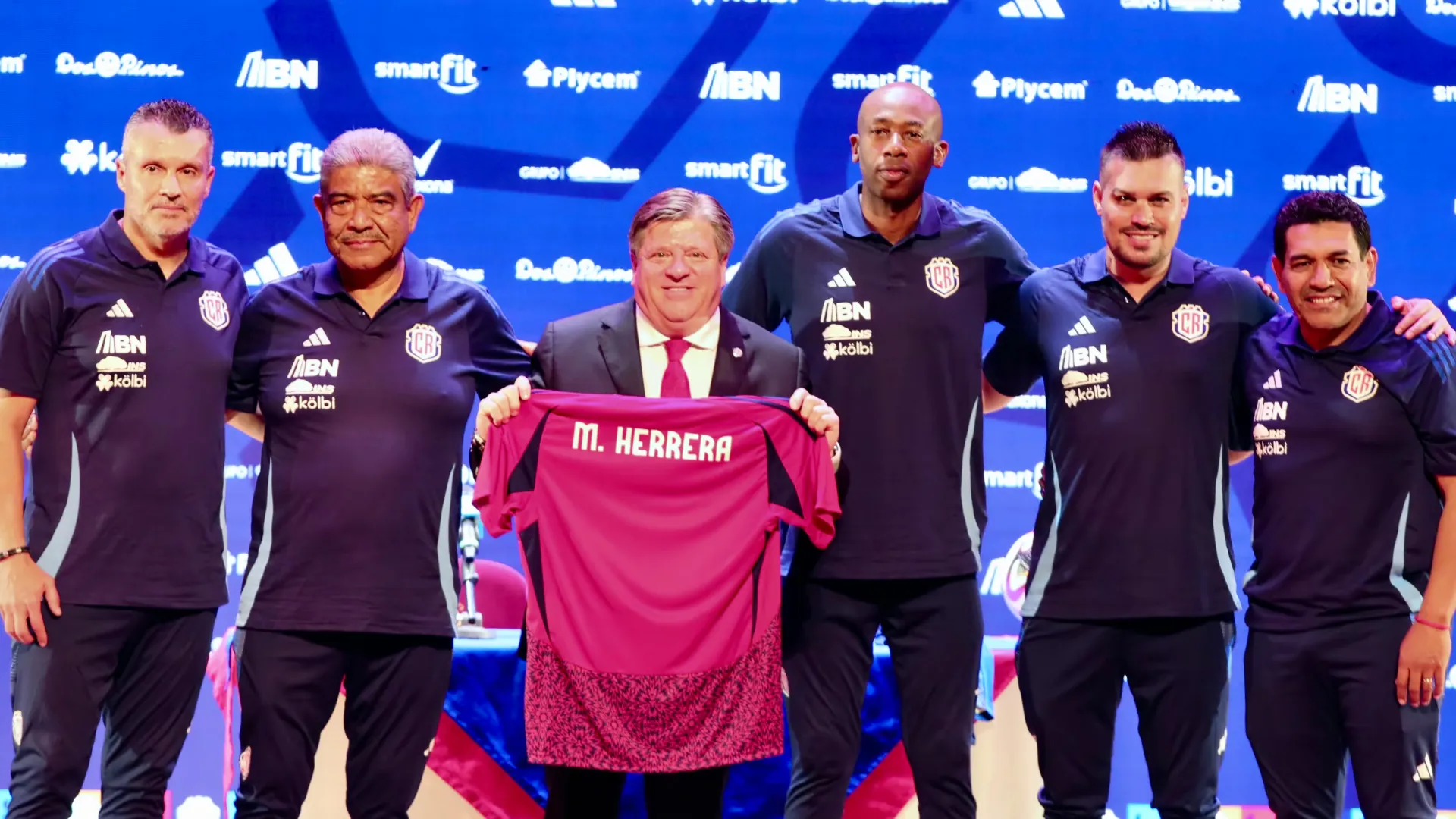 Wanchope fue asistente de Miguel Herrera en la Selección de Costa Rica durante un breve período. Ahora, podría llegar a volver pero con un nuevo rol. (Foto: FCRF)