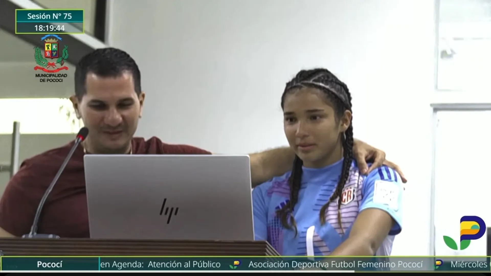 Jimmy Núñez junto a la portera Valeria Fernández.