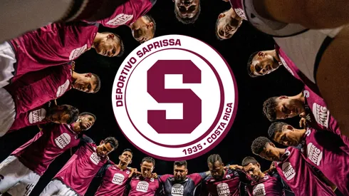 Vladimir Quesada le muestra la salida de Saprissa.