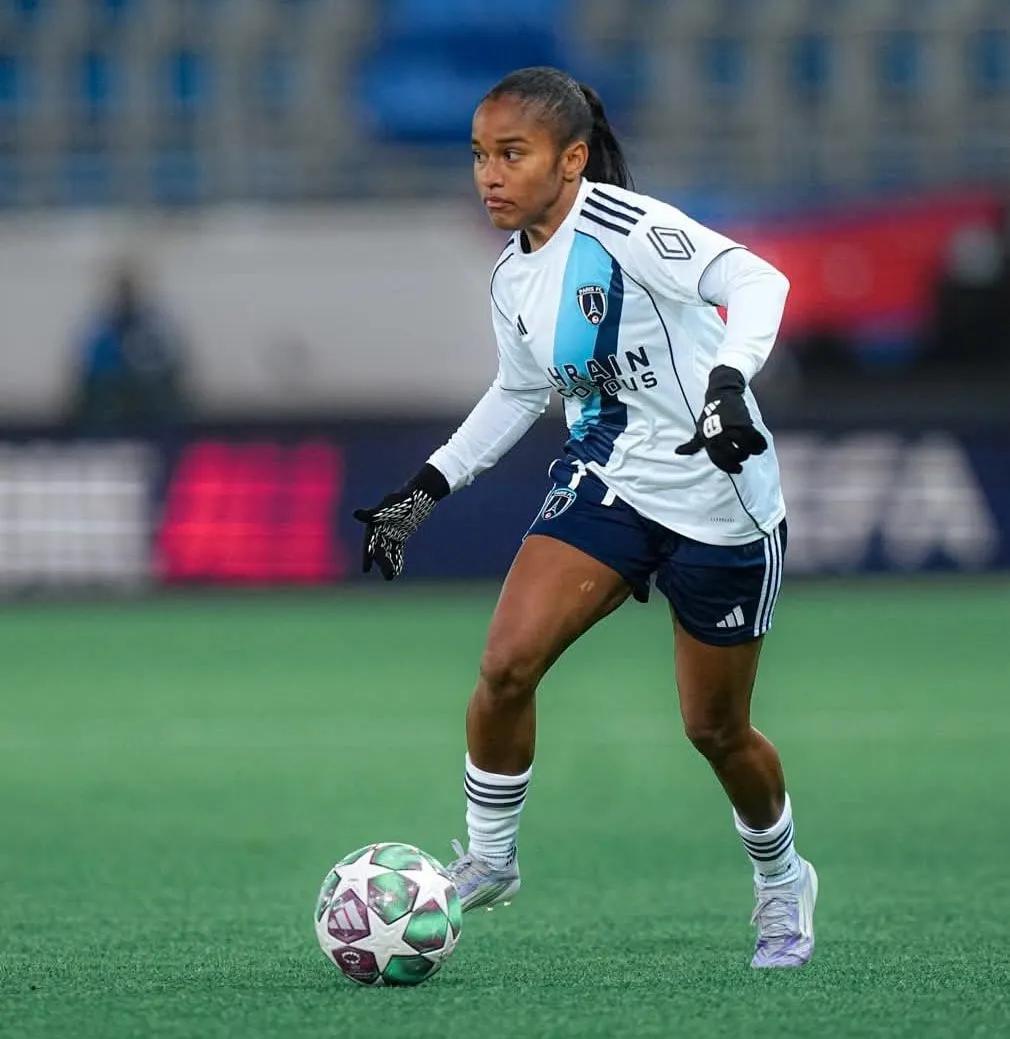 Sheika con la camiseta del París FC.