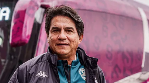 Vladimir Quesada le marca la cancha a Alajuelense.