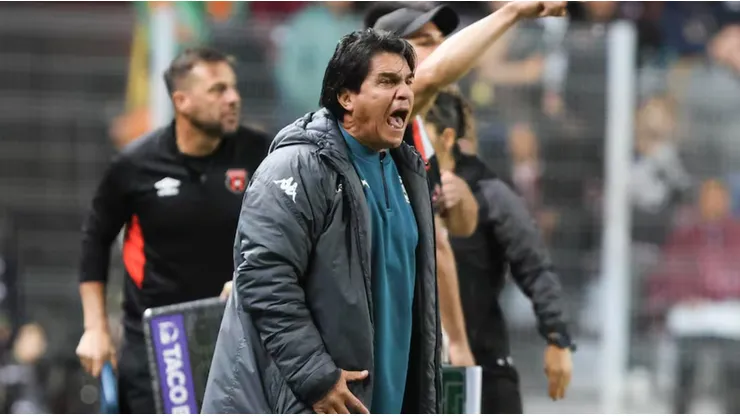 Vladimir Quesada explotó dentro del campo.