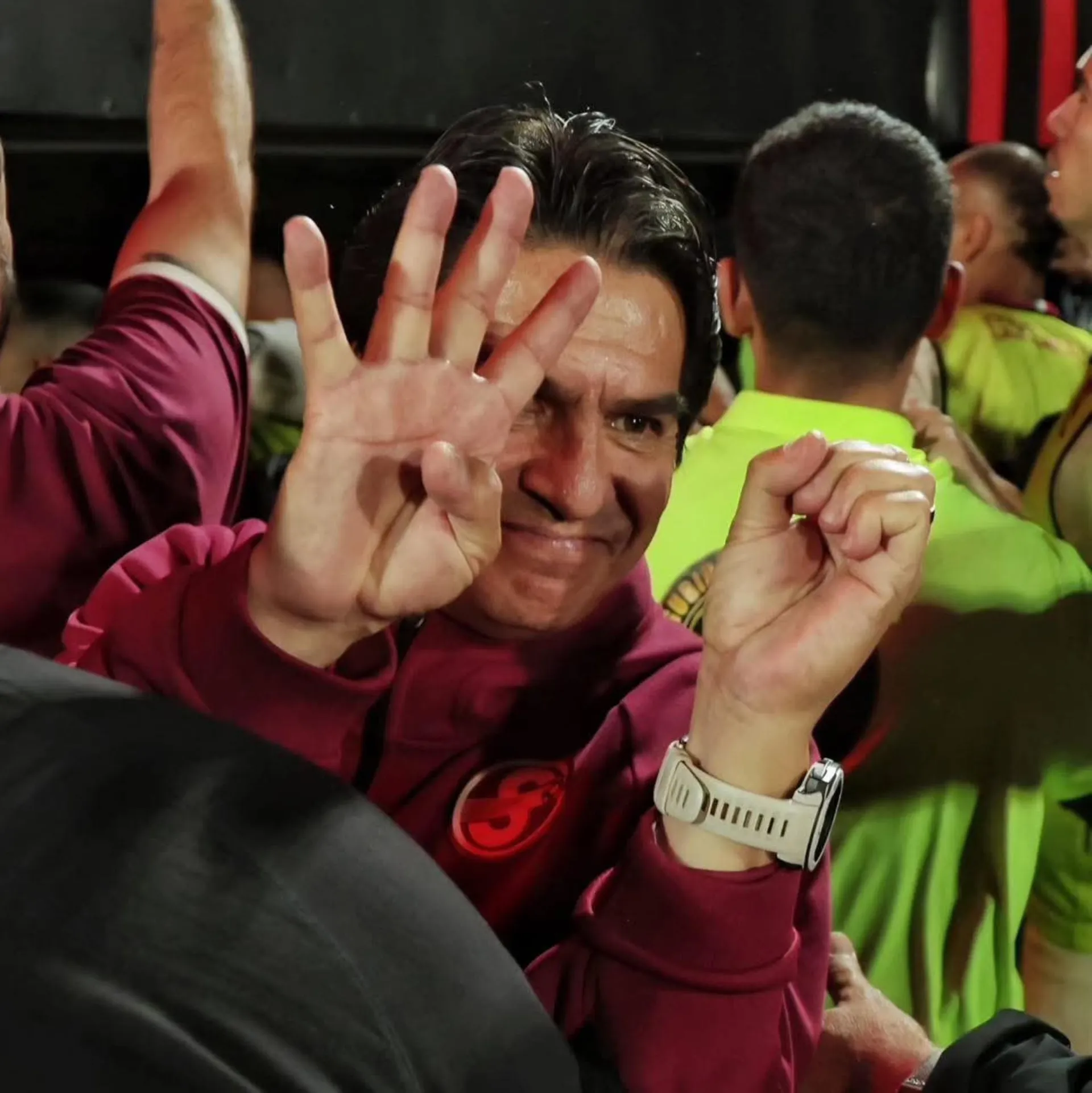 El gesto de Vladimir Quesada a los manudos.