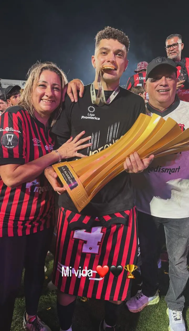 Guillermo Villalobos, aficionado de Alajuelense, celebró con su familia la conquista de la 31. (Foto: Instagram)